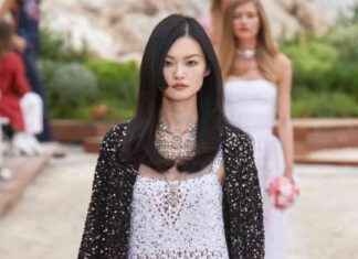 Amal Clooney Redefines French Elegance in Chanel Robe: A Stylish Tribute news-31082024-104554