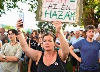 Ban on Cellphones in Schools Sparks Controversy in Hungary news-02092024-225834