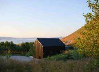 Cabane islandaise avec toit en pente reflétant la montagne cabane-islandaise-avec-toit-en-pente-refltant-la-montagne
