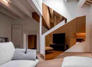 Un Penthouse Italien Brille Avec des Miroirs Colorés à Forlì un-penthouse-talien-brille-avec-des-miroirs-colors-forl
