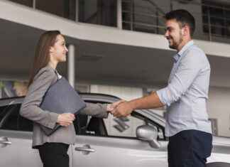 Acheter une voiture d’occasion : comment éviter les mauvaises surprises ? lateral-view-young-man-shaking-hands-with-car-dealer