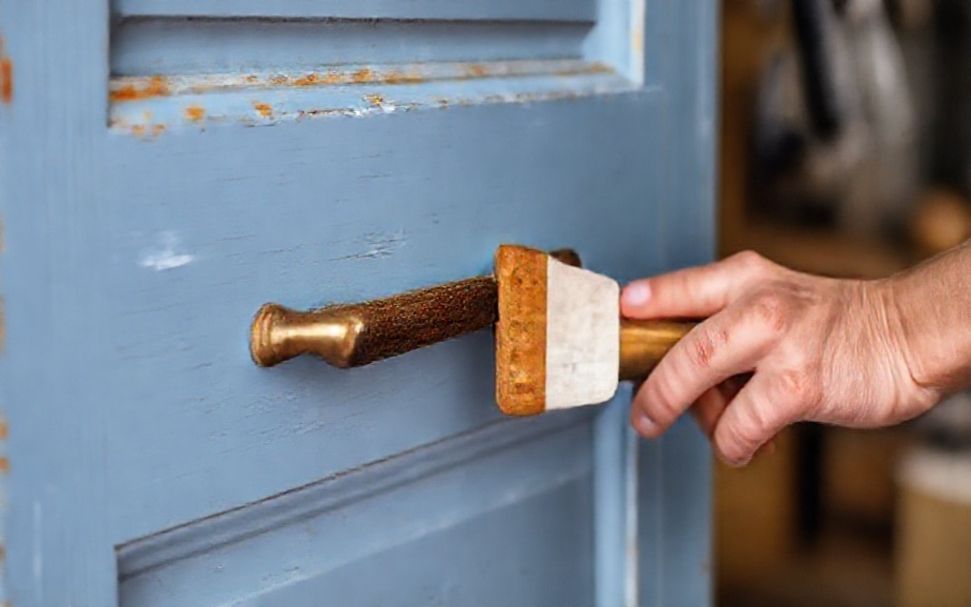 La vérité sur la préparation des surfaces avant de peindre vos meubles de cuisine.