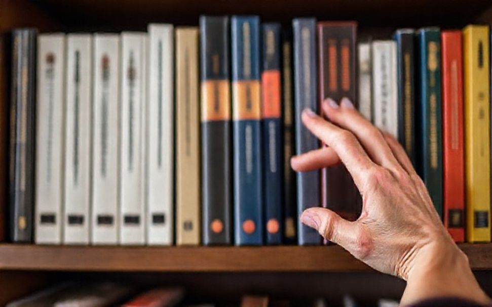 Nettoyer et réorganiser : un Printemps pour votre intérieur 2 Les 5 raisons pour lesquelles nettoyer vos étagères régulièrement améliore votre bien-être